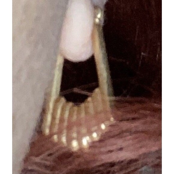 14K Kate Middleton Style Earrings Gold Puffed Ribbed Scallop Square Hoop 2.05 G - Picture 4 of 6